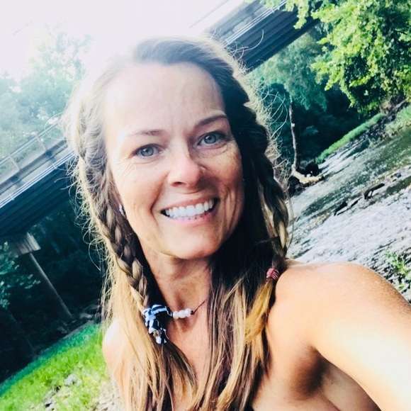 Meet your Posher, Janet - Picture 3 of 3